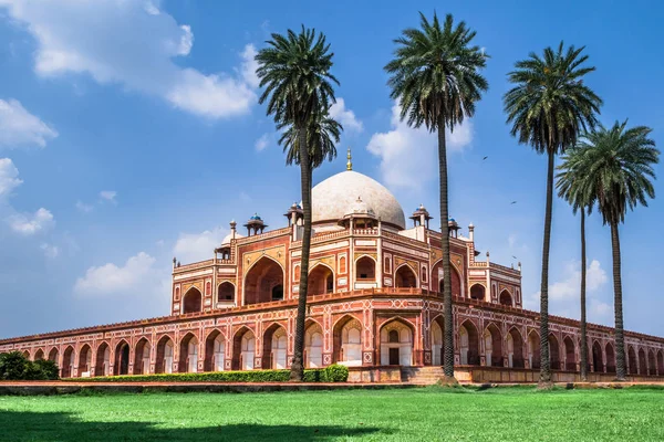 Humayun's Tomb with isolated blue sky and date palm — Stock Photo, Image