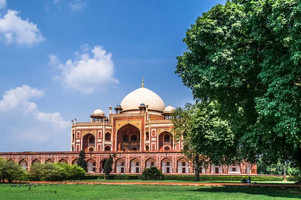 Humayun's Tomb with white clouds in background — Stock Photo, Image