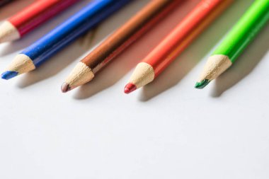 çok renkli kalemler
