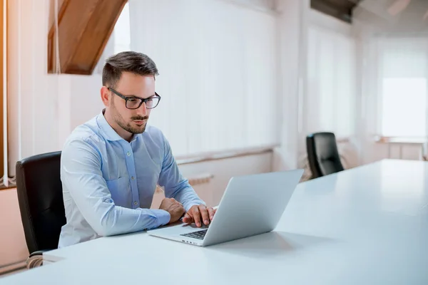 Man working on project with laptop — Stock Photo, Image