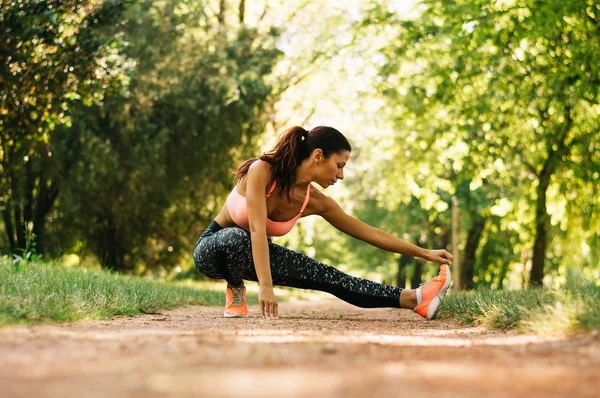 Mulher desportiva trabalhando para fora — Fotografia de Stock