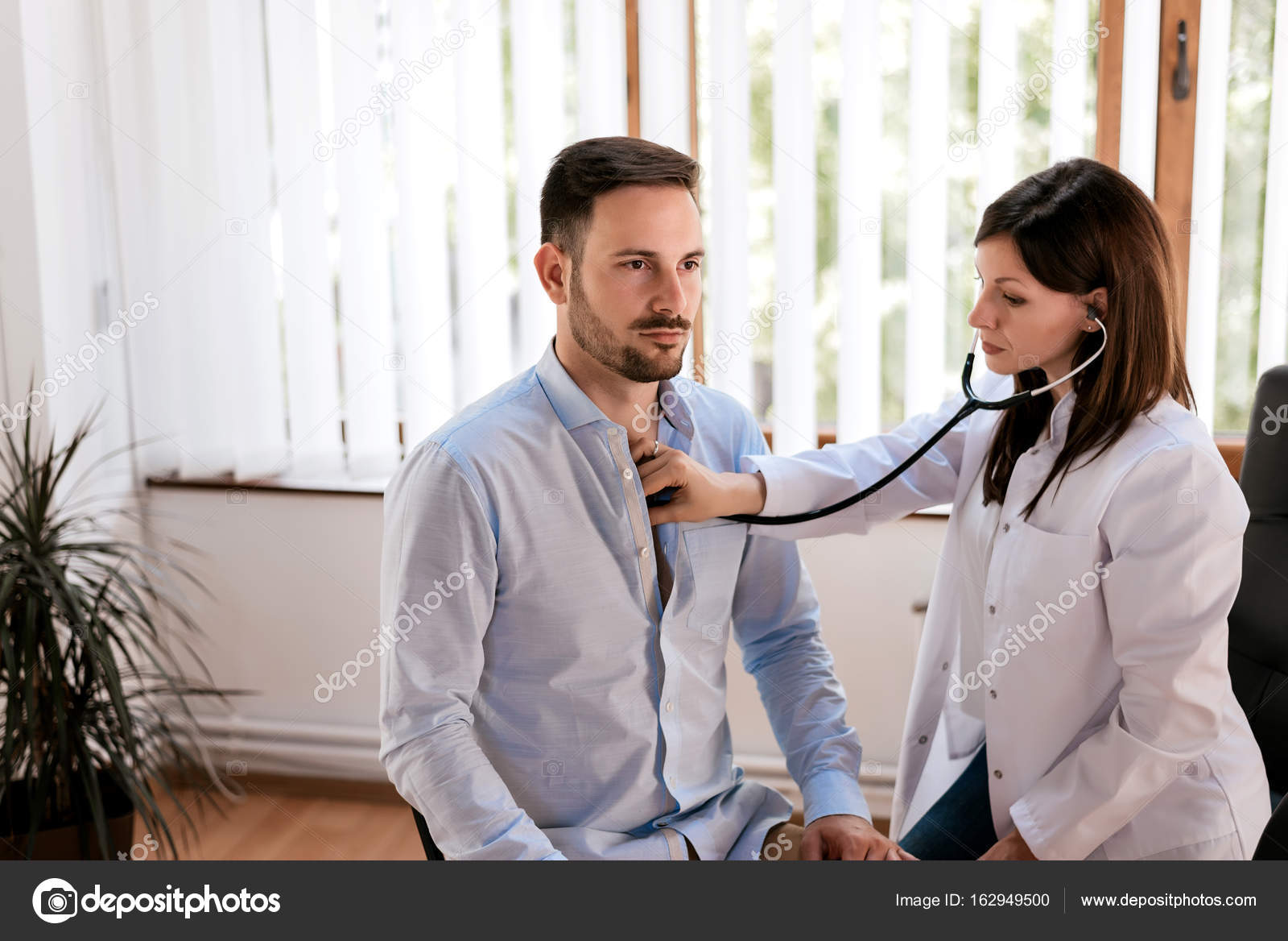врач слушает пациента стетоскопом. парень девушка врачом видео. парень девушка врачом видео. женщина врач. медики женщины в постели.
