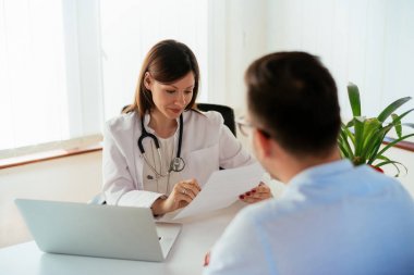 Doktor, hastaya iyi haber verir.