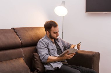 Sakallı yakışıklı genç