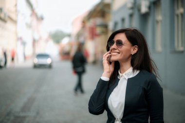 Mobilephone kullanarak iş kadını 