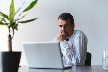 dizüstü bilgisayar kullanarak emin iş adamı 