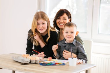 doktor ofisinde çocuklarla oynarken