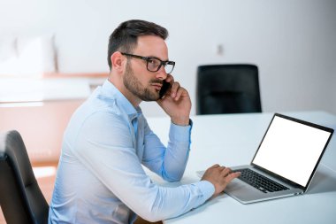 dizüstü bilgisayar ile proje üzerinde adam