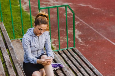 bankta oturan atletik kadın