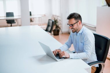 dizüstü bilgisayar ile proje üzerinde adam