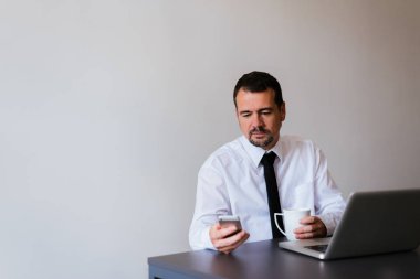 cep telefonu kullanan olgun bir adam