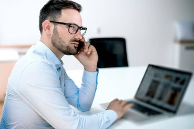 dizüstü bilgisayar ile proje üzerinde adam