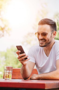 Kafede telefon kullanan adam.