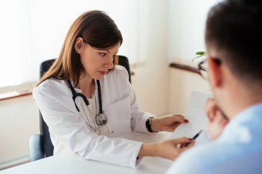 Doktor ve hasta görevdeler.