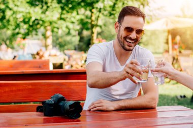 Kafede oturan genç çift.