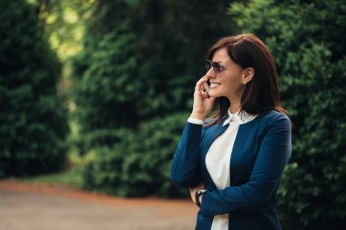 çekici işkadını Smartphone kullanarak