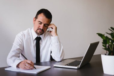 cep telefonu kullanan olgun bir adam