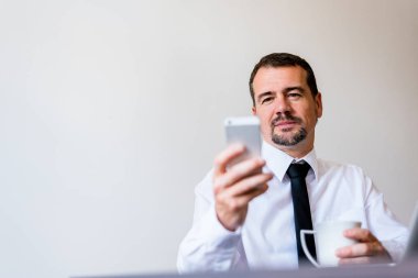 cep telefonu kullanan olgun bir adam