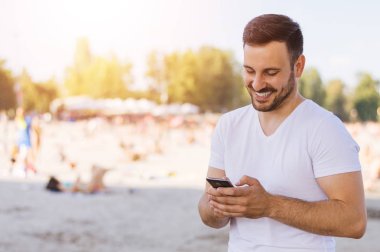 mobilephone kullanan genç adam