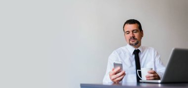 cep telefonu kullanan olgun bir adam