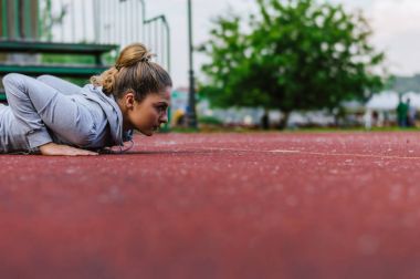 Yolda çalışan kadın