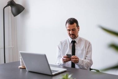 cep telefonu kullanan olgun bir adam