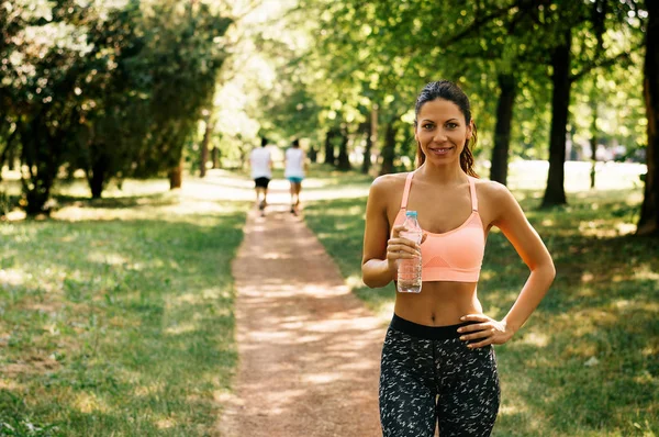 su şişesi olan kadın