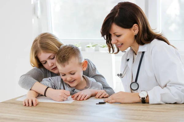Arzt spielt mit Kindern im Büro — Stockfoto