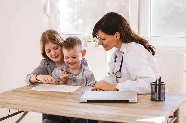Dokter spelen met kinderen in kantoor — Stockfoto