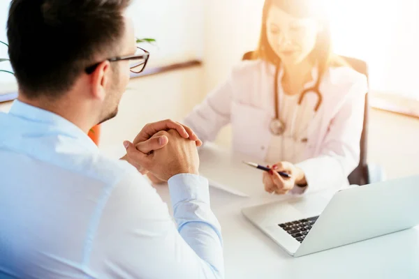 Consulta del paciente con el médico en el hospital — Foto de Stock