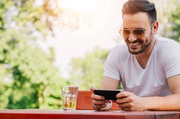 Kafede telefon kullanan adam.