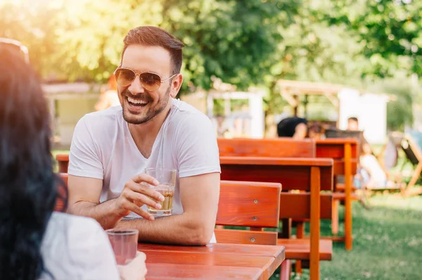 Kafede oturan genç çift.