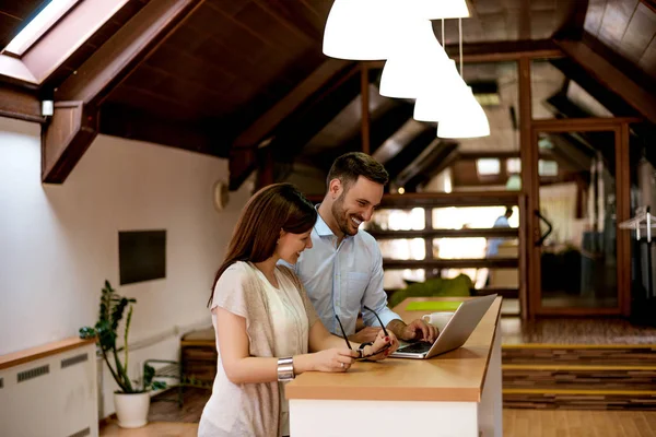 Bilgisayarlı mutlu çift 