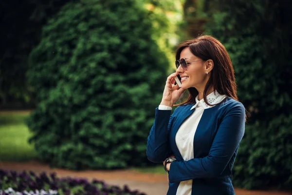 Atractiva empresaria usando smartphone — Foto de Stock