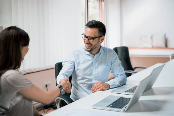 Geschäftsteam arbeitet zusammen — Stockfoto