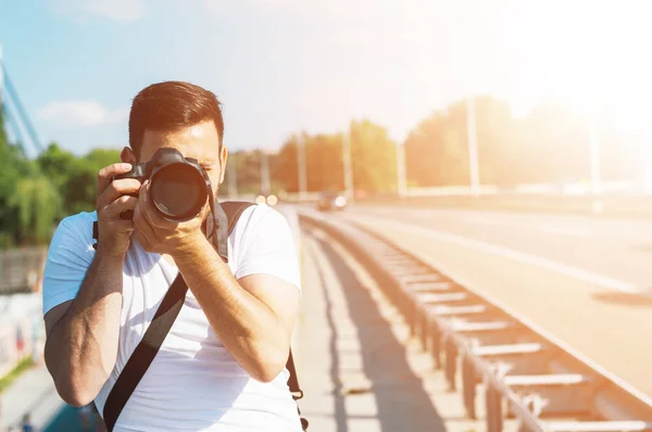Man photographing highway road — Stock Photo, Image