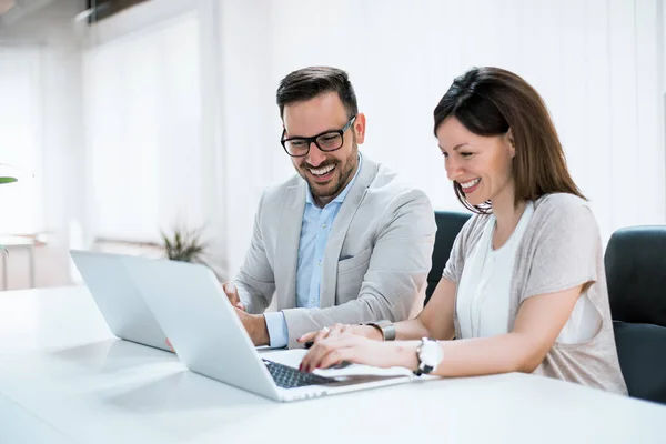 Geschäftspartner arbeiten — Stockfoto