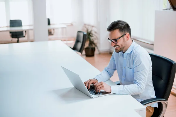 Uomo che lavora al progetto con laptop — Foto Stock