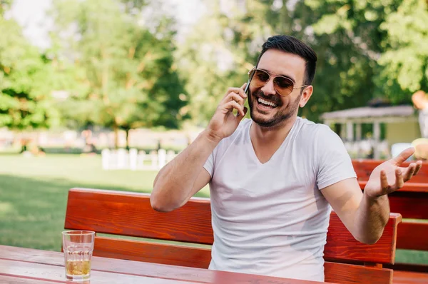 Hombre usando el teléfono en la cafetería — Foto de Stock