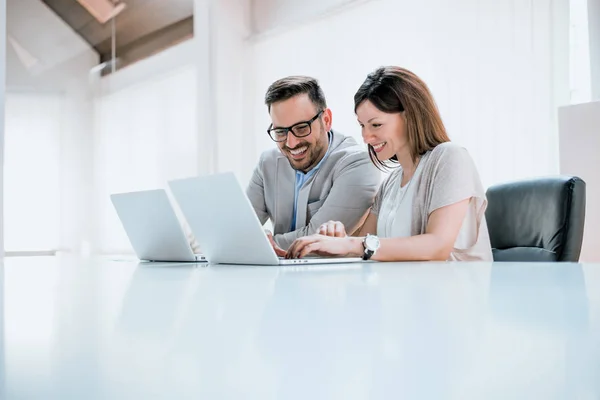 Geschäftspartner arbeiten — Stockfoto