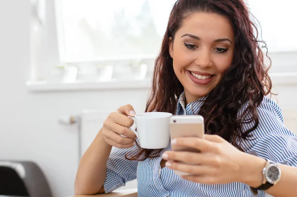 Mujer bebiendo café — Foto de Stock