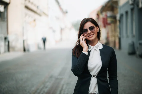 Woman using cell phone on street — Stock Photo, Image