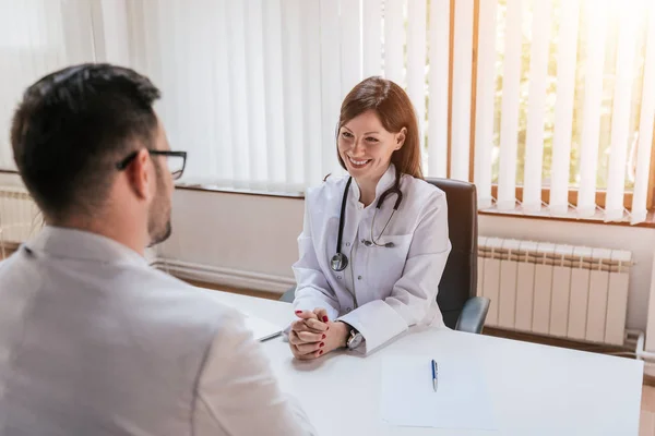 Paciente teniendo consulta con el médico — Foto de Stock