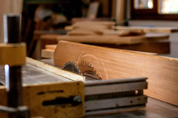 Tâmplarul lucrează cu lemn — Fotografie, imagine de stoc