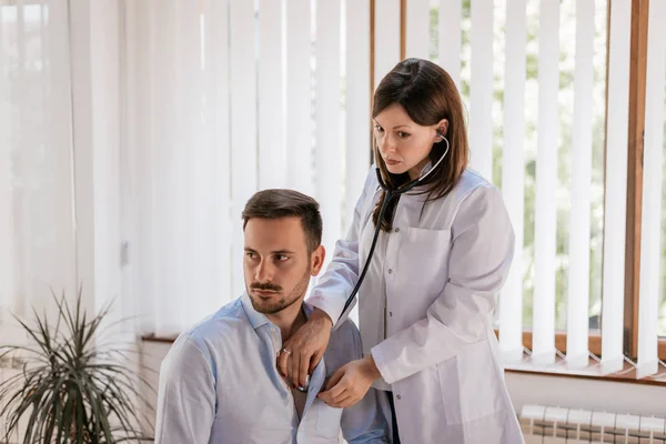 Consulto del paziente con il medico in ospedale — Foto Stock