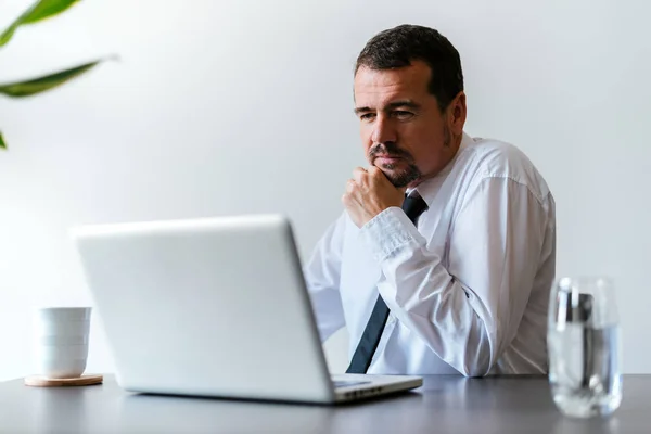 Hombre de negocios seguro usando el ordenador portátil —  Fotos de Stock