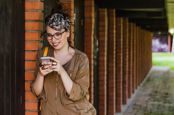 Hermosa mujer usando el teléfono — Foto de Stock