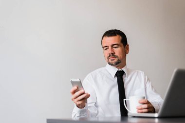 cep telefonu kullanan olgun bir adam