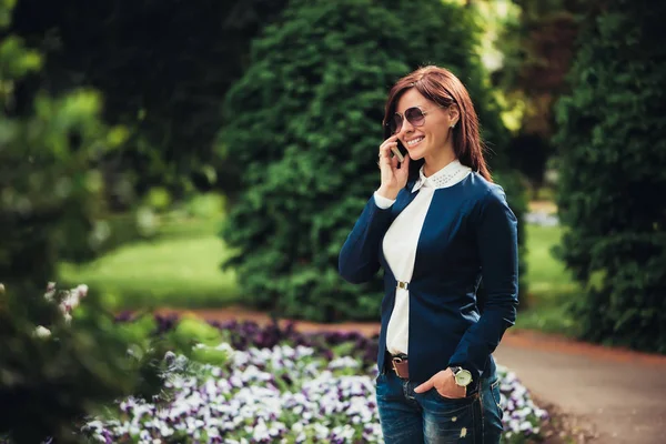 çekici işkadını Smartphone kullanarak