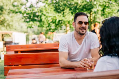 Kafede oturan genç çift.